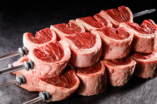 RODEO GRILL - 牛肉は、赤身と脂身のバランスが良く、柔らかい肉質とジューシーさが特徴的なブラックアンガス牛を主に使用