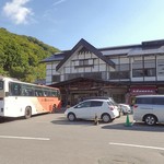 酸ヶ湯温泉旅館 - 酸ヶ湯温泉旅館外観(出掛けに)；左は青森駅方面への送迎バス @2019/09/27