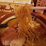 品川甚作本店 - 札幌すみれ風味噌ラーメンの麺リフト