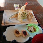 紋平茶屋 - 特製紋平そばには天ぷらが付きます。
