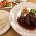 レストラン じぇびあん - メインの牛肉は硬いですが、顎のトレーニングに最適。付け合わせは美味です。価格は税抜き1200円！