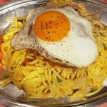 スパゲッティーのパンチョ - 目玉焼きの下にちちゃな冷凍ハンバーグが隠れてます╭( ๐_๐)╮