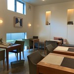 MANNA - シンプルだが温かみも感じるホール。