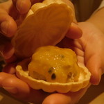 銀座 しのはら - フォアグラ、マンゴー、パッションフルーツの最中の中身