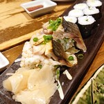 Izakaya Tokkuri - 鯖寿司の奥が「山わさびなみだ盛りカッパ巻」