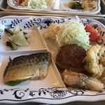 涸沢ヒュッテ - サバ味噌、ハンバーグ、揚物、天ぷらなど