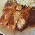 ステーキハウス ビップ - チキンステーキをカット(2019.10.10)