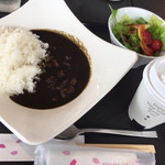 SAKURA Cafe - 漆黒の牛すじカレー サラダ付
                        (税込780円)