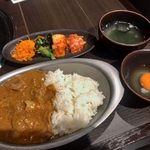 焼肉マルゴ - 「Ｍａｒｕｇｏの牛スジホルモンカレー」1,000円+「うめたまご」150円