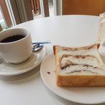 パン工房・喫茶 めいぷる - ホットコーヒーと角あんぱん