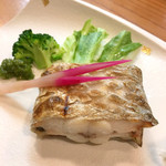 小魚料理 とみ助 - 身の厚い太刀魚の塩焼。