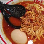 蒙古タンメン中本 - 濃厚トリプル北極は、穴空きレンゲつき。