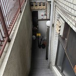 Fukusuke - 階段を下りて入ります。