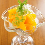 咕噜咕噜的柑橘巴菲冰淇淋