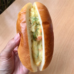 丸栄のパン - サラダパン102円