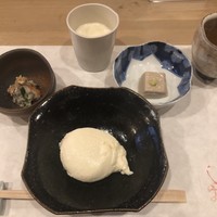 日本料理 川島 - 胡麻豆腐は胡麻の風味は控えめです。お豆腐は生温かい温度