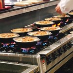 糸庄 - カウンター席から見て楽しい〜
      もつがたっぷり乗ってます(^o^)