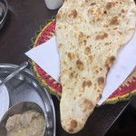 Handi レストラン - 少ししてきた焼きたてナンはデカいし美味かった