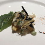 ピアット スズキ チンクエ - サザエのリゾットにナスの皮のフリットのせ
      トマトの皮の粉、エゴマの葉添え