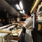 鮨でですけ - サバ棒のサバを炙っています！