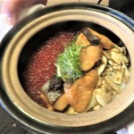 日本料理 きた川 - 鮭、イクラ、松茸の土鍋ご飯