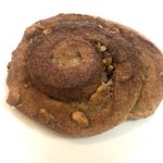 ベッカライ ビオブロート - 
      ヌスシュネッケン
      全粒粉使用。クルミのペースト入り。
      シナモンの香りとナッツの風味を味わうパン。