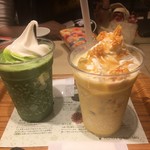 Nana's green tea - むかって右がパンプキンラテです