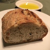 37 Steakhouse & Bar - ガーリックが効いた付け合わせブレッド