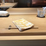 霜止出苗 - お寿司屋さんのようなカウンター。広々としており雰囲気がよい