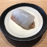 霜止出苗 - 山椒の佃煮を厚切りのひらめで巻いた一品