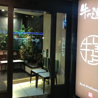 落ち着いた雰囲気の店頭