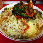 ラーメン二郎 - 見づらいけど、野菜の左側に「えび油」