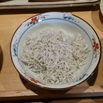 神保町魚金 弐 - デフォでしらすが山盛り。そして、おかわり自由なしらす。