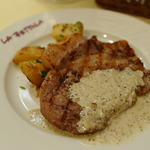 ラ・ベットラ・ダ・オチアイ - クイーンポークのグリル いろいろな茸のペーストクリームソース