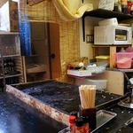 うまうま - 同じ場所から少し入口方面に振りました。 ここでも、お好み焼きが焼けるようになっています。 大と小の２つの鉄板で焼いていってます。 後ろは、座敷になっていますよ。