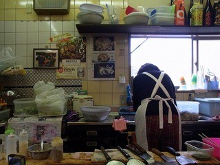 うまうま - 店内の雰囲気です。 お店に入って左手に大きな鉄板があります。