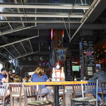 BUB'S AT THE BALLPARK - テラス席から店内を覗く。