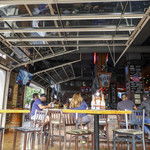 BUB'S AT THE BALLPARK - テラス席から店内を覗く。