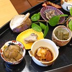 柚木元 - 先付盛込　　ショウゴンジと信州牛甘辛炊き、ムラサキアンズ茸の胡麻浸し、サツマイモのツルのキンピラ、イグチの大根おろし和え