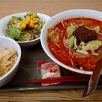 Sugakiya - 担々麺（490円税込）+五目サラダセット（+280円税込）