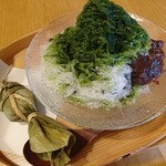 とらや工房 - 「かき氷（抹茶蜜）」930円と「田中屋本店さま笹だんご」430円。