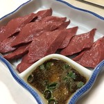 焼肉のまる金 - ハツ刺し・ニンニク醤油で