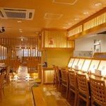 とんかつ武蔵 - 店内入ってすぐに広々としたカウンター、お一人様でも気軽にご利用いただけます。