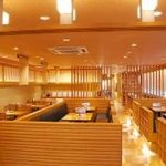 とんかつ武蔵 - 広々とした店内。総客席９０席、大人数でもお楽しみいただけます。 