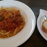 ティーキッチン - チキンのスパイシートマトソーススパゲッティ