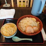 ラーメン パワースポット - ラーメン全景。左上のタオル、ずぶ濡れのアタシには、嬉しい心遣い