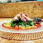 てっぱん色彩 - 生ハムと旬菜のサラダ