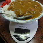 うな達 - 食べる前の並盛りカレーをスケールに乗せると1102gでした。