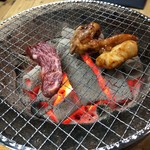 炭火焼肉 敏 - 焼いてるとこ