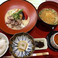 対馬のどぐろとイカ活き造り 博多 魚蔵 都ホテル店 - ◆四季 魚蔵定食 1800円:税込。 提供まで、20分以上かかりました。